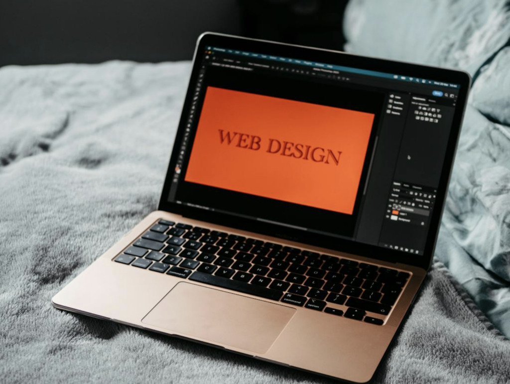 Laptop mit Webdesign-Ansicht